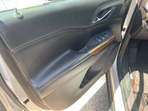 Used 2018 GMC Acadia SLE w/ LPO, Floor Liner Package FWD image 5