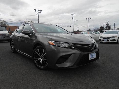 Used 2018 Toyota Camry SE w/ Moonroof Package image 1