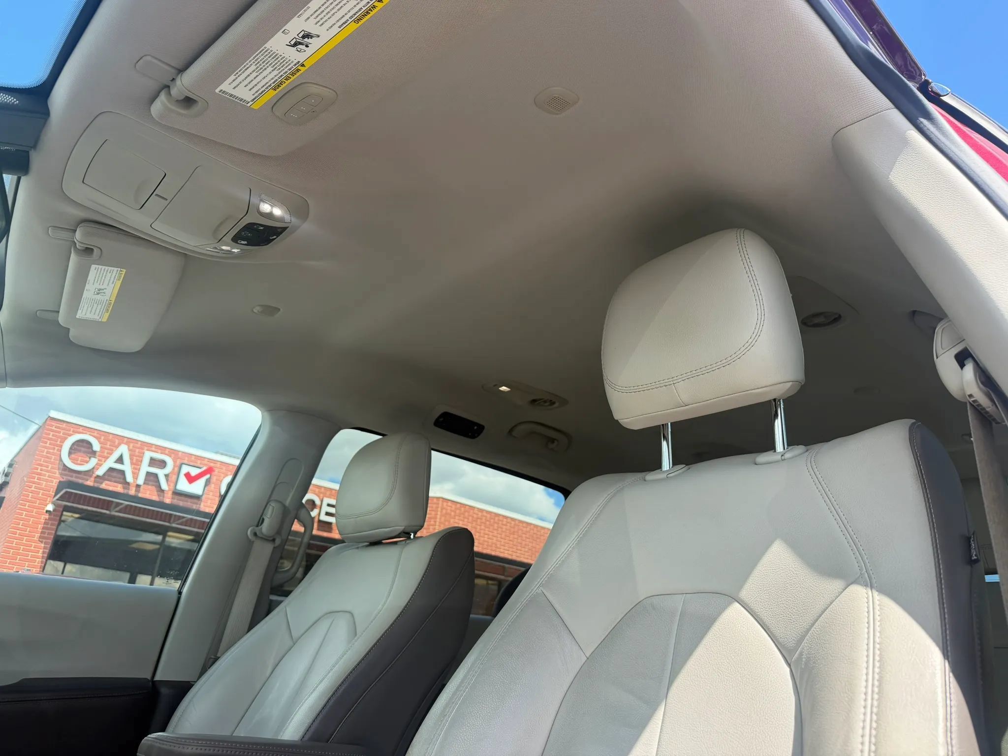 Used 2017 Chrysler Pacifica Touring-L w/ Tire & Wheel Group FWD image 9