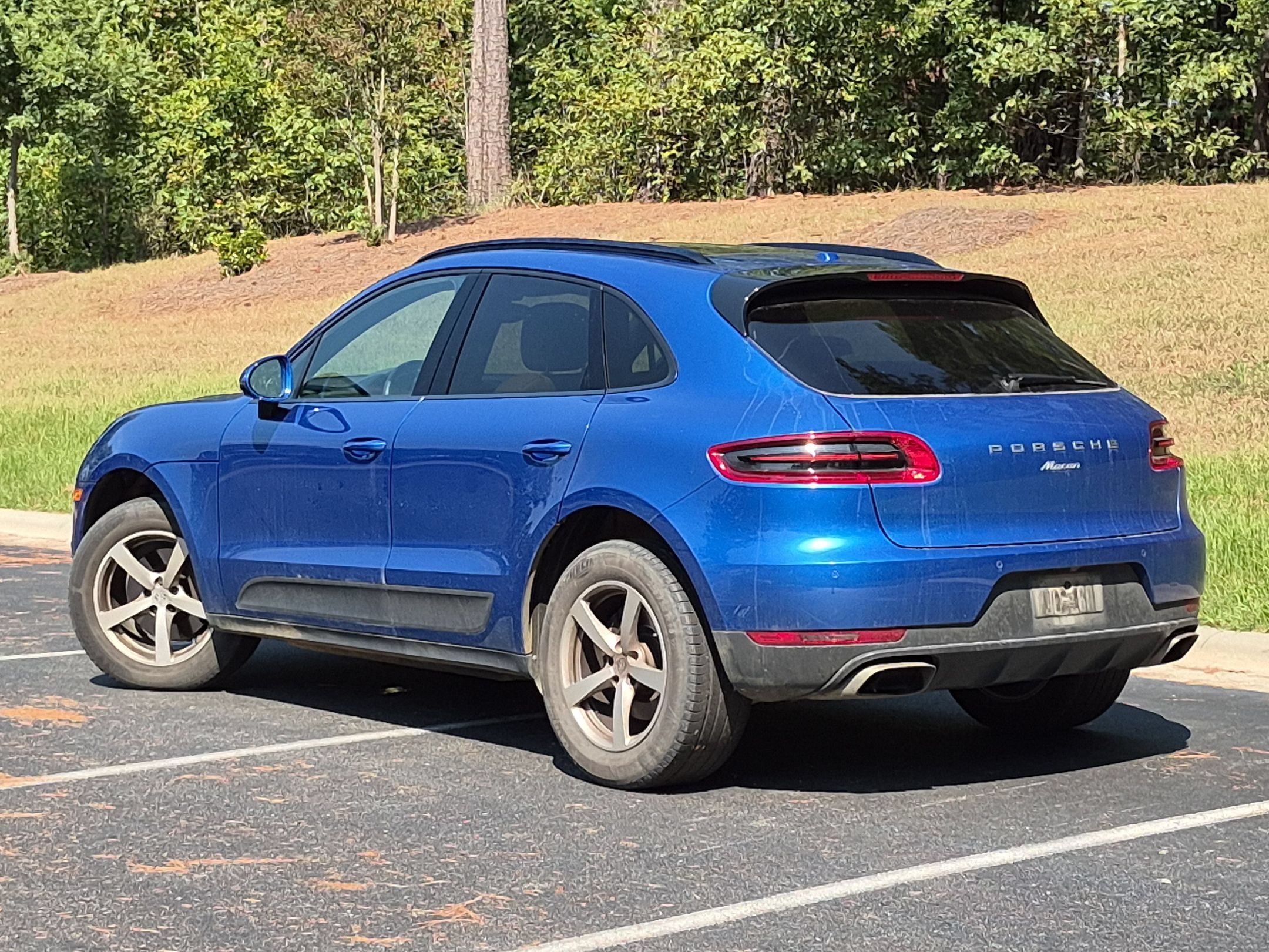 Certified 2018 Porsche Macan AWD/4WD image 3