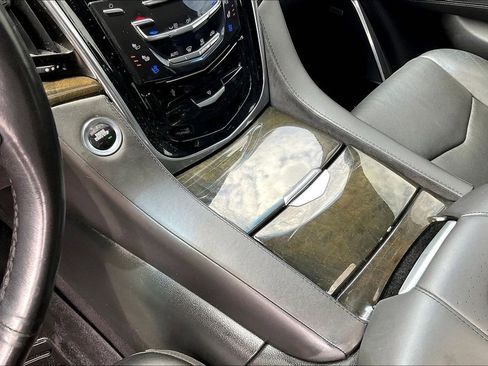 Used 2019 Cadillac Escalade ESV Platinum AWD/4WD image 19