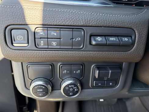 Used 2022 GMC Yukon XL Denali w/ Denali Ultimate Package image 30