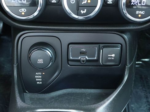 Used 2016 Jeep Renegade Latitude AWD/4WD image 26