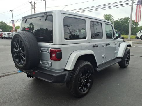 Used 2024 Jeep Wrangler Unlimited Sahara w/ Technology Group AWD/4WD image 8