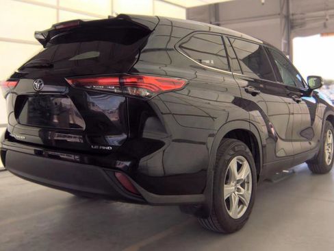 Used 2022 Toyota Highlander LE AWD/4WD image 8