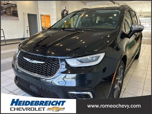 Used 2021 Chrysler Pacifica Limited w/ Uconnect Theater Family Group image 6