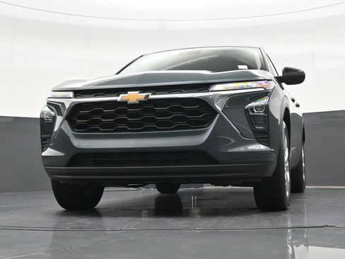 Used 2025 Chevrolet Trax LS FWD image 36