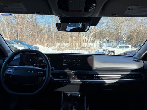 Used 2025 Kia K4 LXS image 32