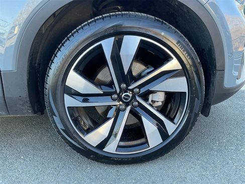 Certified 2023 Volvo XC40 B5 Ultimate w/ Protection Package Premier image 16