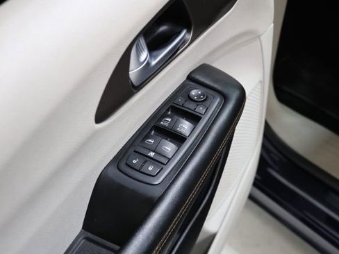 Used 2017 Chrysler Pacifica Touring-L FWD image 17