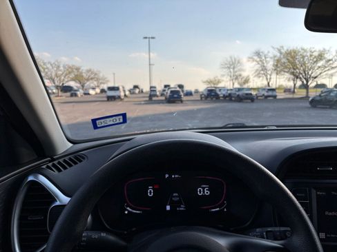 Used 2025 Kia Soul LX w/ LX Technology Package image 32