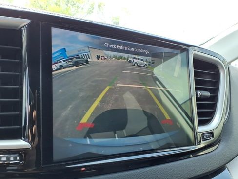 Used 2024 Chrysler Pacifica Touring-L FWD image 13
