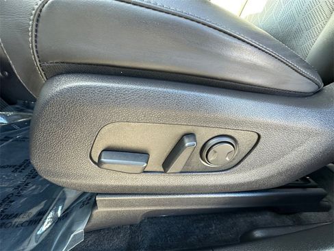 Used 2024 Kia Carnival EX image 10