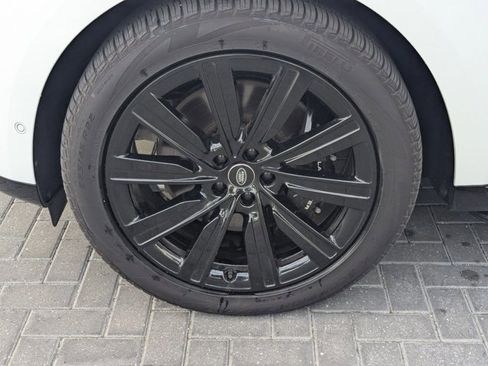 Used 2025 Land Rover Range Rover Long Wheelbase Autobiography image 5