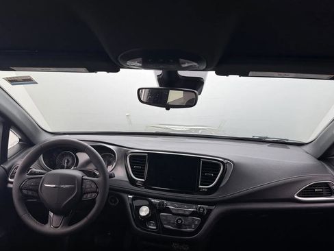 Certified 2023 Chrysler Pacifica Touring-L image 3