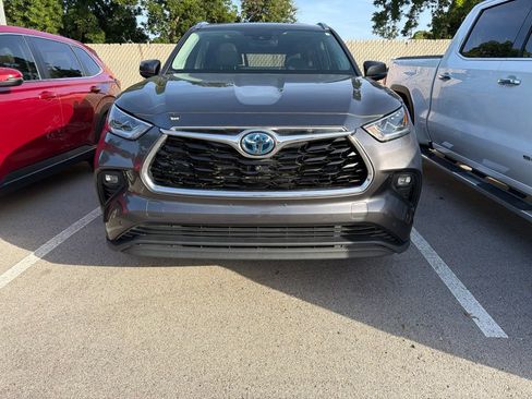 Used 2021 Toyota Highlander Limited FWD image 2
