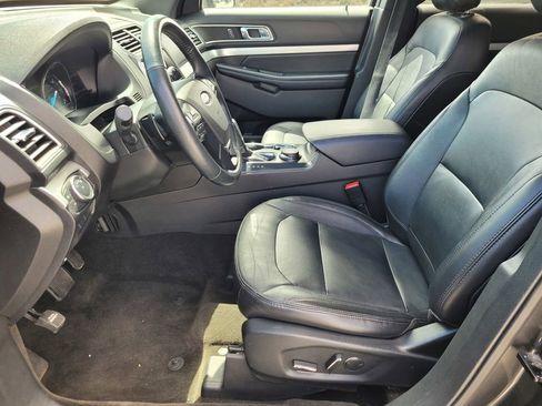 Used 2017 Ford Explorer XLT w/ Equipment Group 202A AWD/4WD image 15