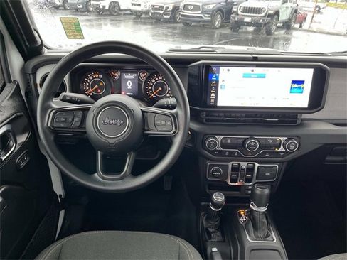 Used 2025 Jeep Gladiator Sport image 13