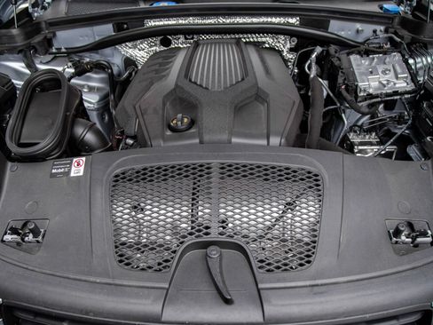 Certified 2026 Porsche Macan AWD/4WD image 28