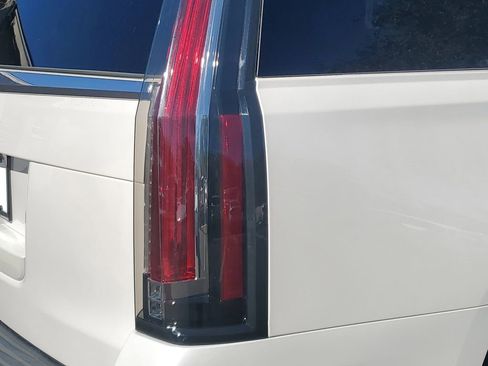 Used 2018 Cadillac Escalade Platinum image 27