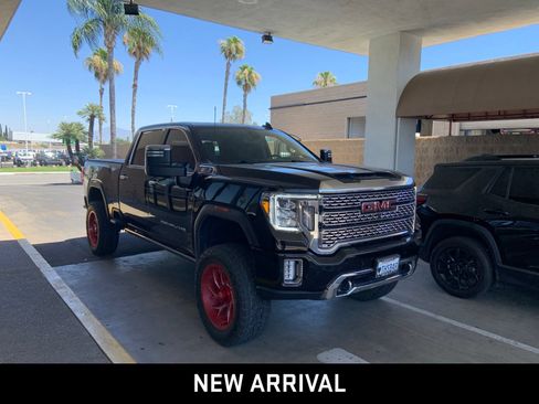 Used 2022 GMC Sierra 2500 Denali w/ Denali Black Diamond Edition AWD/4WD image 3