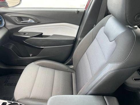 Used 2025 Chevrolet Trax LT FWD image 17