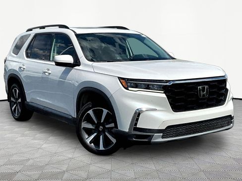Used 2023 Honda Pilot Touring image 3