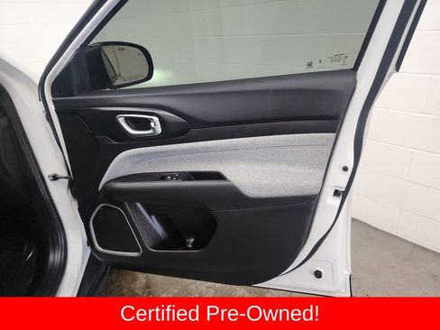 Used 2024 Jeep Compass Latitude image 30
