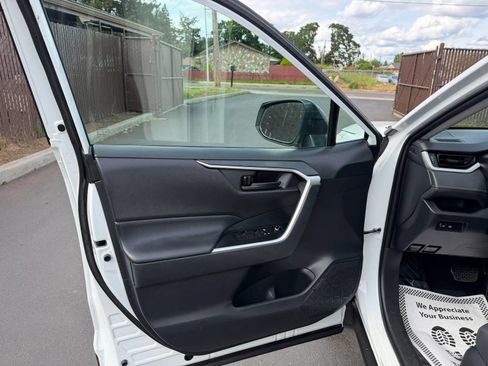 Used 2019 Toyota RAV4 LE FWD image 9