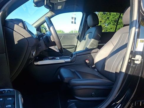 Used 2025 Mercedes-Benz GLB 250 4MATIC image 13