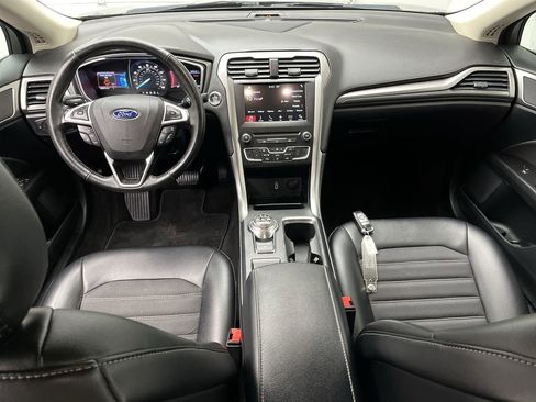 Used 2017 Ford Fusion SE w/ Equipment Group 201A FWD image 4