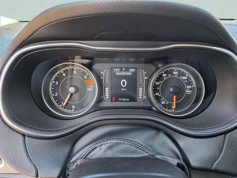 Used 2019 Jeep Cherokee Latitude Plus w/ Comfort/Convenience Group FWD image 35