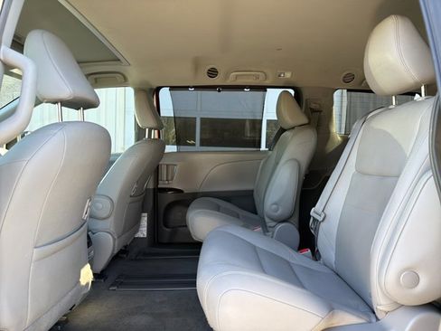 Used 2018 Toyota Sienna XLE image 23