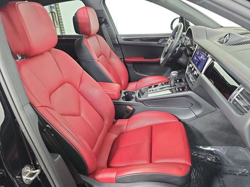 Certified 2025 Porsche Macan AWD/4WD image 27