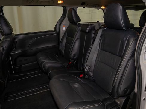 Used 2017 Toyota Sienna SE Premium image 10