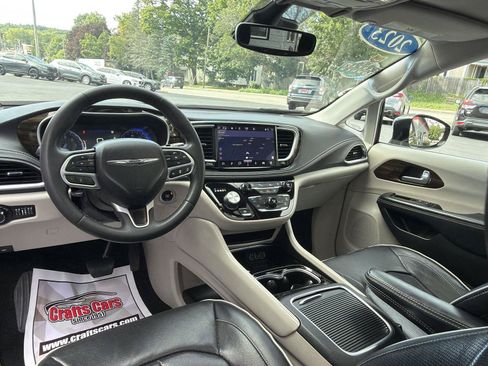 Used 2023 Chrysler Pacifica Limited FWD image 13