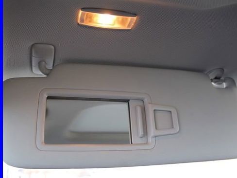 Used 2025 Volkswagen Jetta SE w/ Sunroof Package image 43