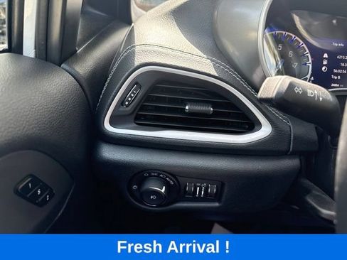 Used 2025 Chrysler Pacifica Select FWD image 10