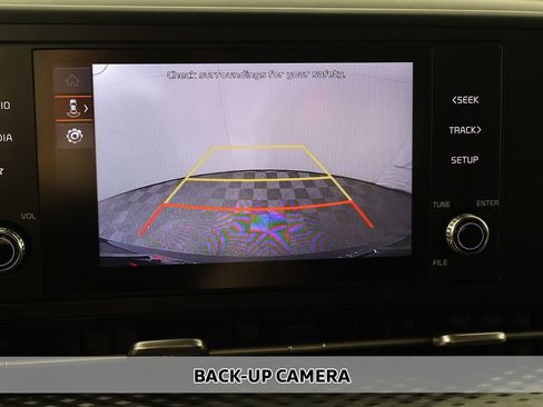 Used 2024 Kia Carnival LX image 5