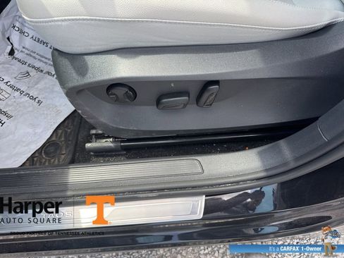 Used 2025 Volkswagen Taos SE w/ Panoramic Sunroof Package AWD/4WD image 18