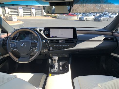 Certified 2025 Lexus ES 300h w/ Luxury Package image 30