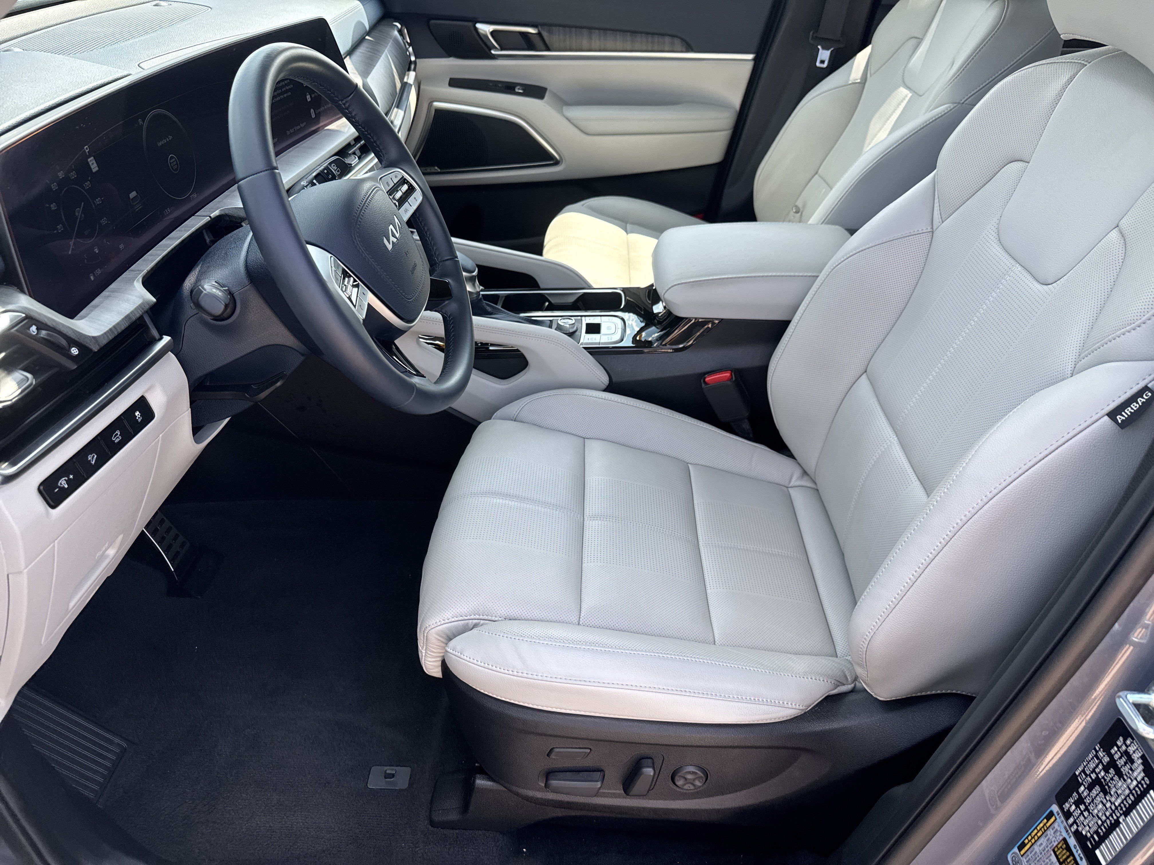 Used 2025 Kia Telluride SX w/ SX Captain's Chair Package FWD image 5