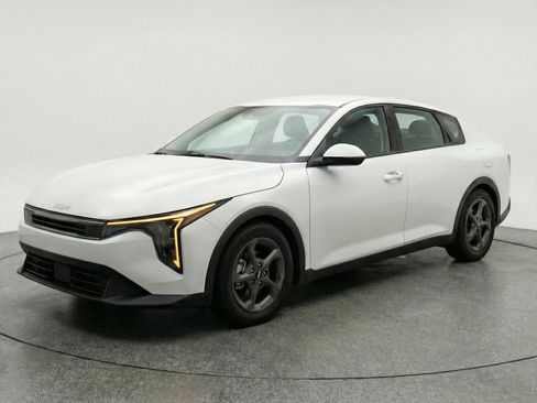 Used 2025 Kia K4 FWD image 3