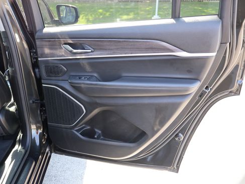 Used 2022 Jeep Grand Cherokee L Limited image 13