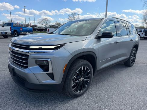 Certified 2025 Chevrolet Traverse LT w/ Sun and Wheel Package image 12