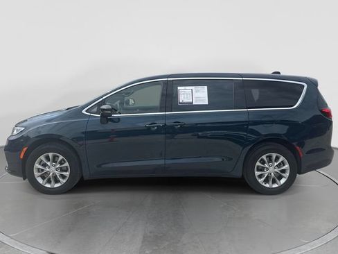 Used 2025 Chrysler Pacifica Select AWD/4WD image 5