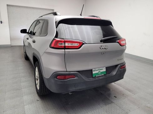 Used 2017 Jeep Cherokee Sport image 6