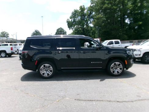 Used 2025 Jeep Wagoneer 4WD image 5