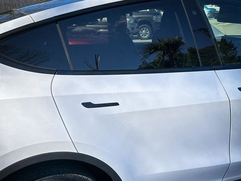 Used 2020 Tesla Model Y Long Range image 14