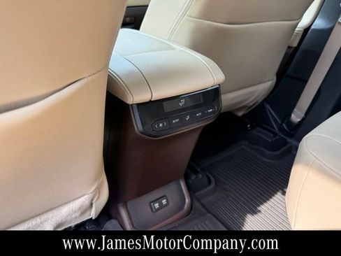 Used 2021 Toyota Highlander XLE AWD/4WD image 20